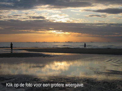 Wilma Bergveld - ondergaande zon met boten op de rede